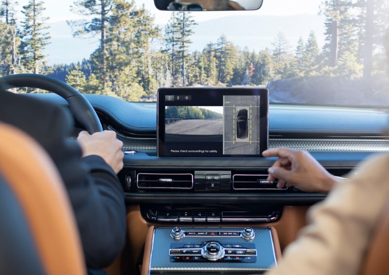 The available 360-Degree Camera shows a bird's-eye view of a Lincoln Aviator® SUV | Fair Oaks Lincoln in Naperville IL