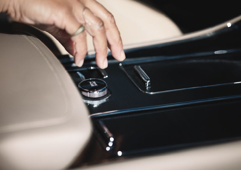A hand reaching for the Lincoln Drive Modes knob of a 2024 Lincoln Aviator® SUV | Fair Oaks Lincoln in Naperville IL