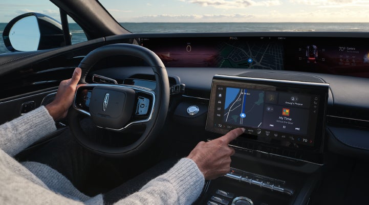 The driver of a 2024 Lincoln Nautilus® SUV interacts with the new Lincoln Digital Experience. | Fair Oaks Lincoln in Naperville IL