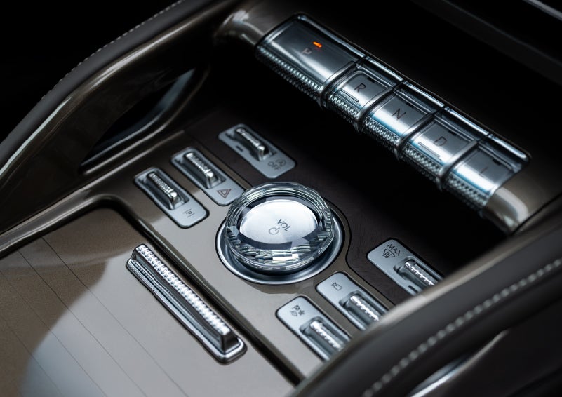 A crystal-inspired volume knob is shown in the center floor console of a 2024 Lincoln Nautilus® SUV. | Fair Oaks Lincoln in Naperville IL